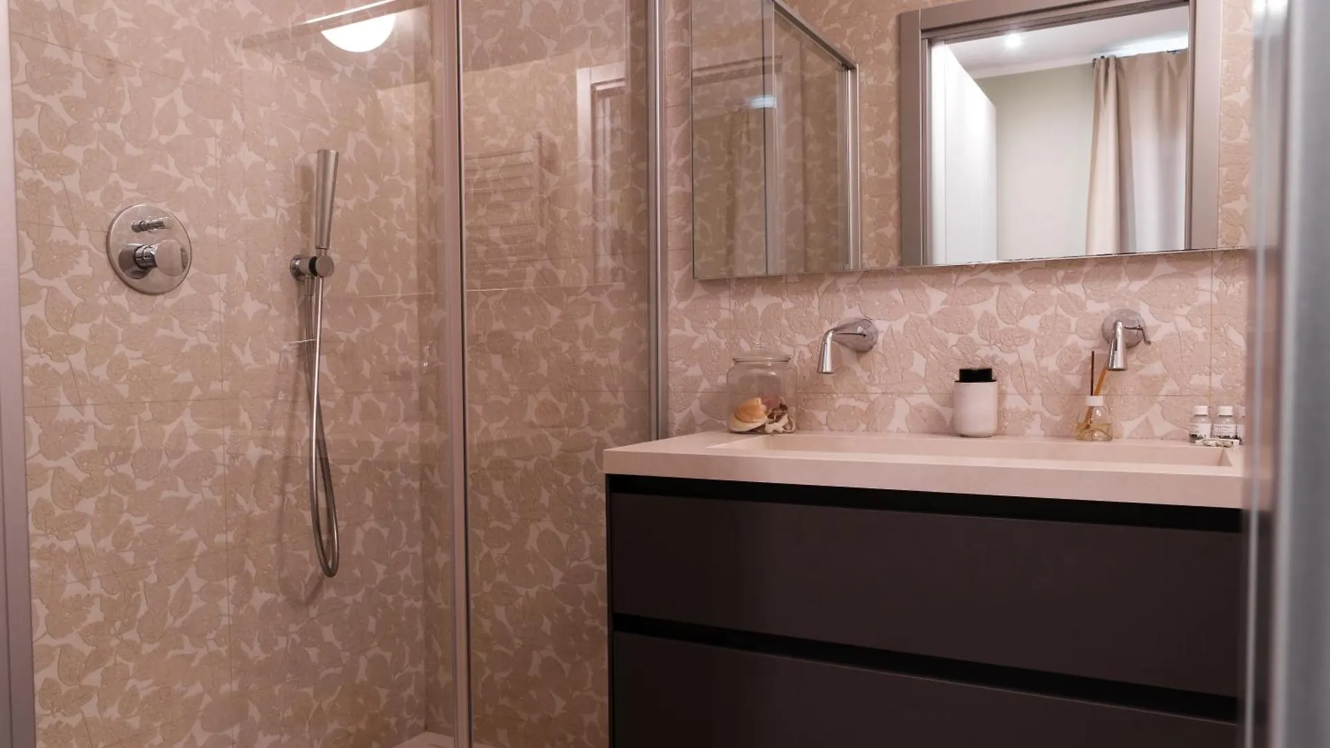 Ginny Apartment فلورنس